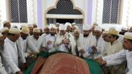  Aqaa Maulaa doing Ziyaarat of Muqaddas Maulaa in Rawzah Mubaarakah, Ahmedabad